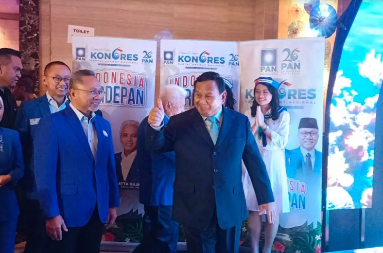 Didampingi Zulhas, Prabowo Berdasi Biru Hadiri Kongres Ke-6 PAN